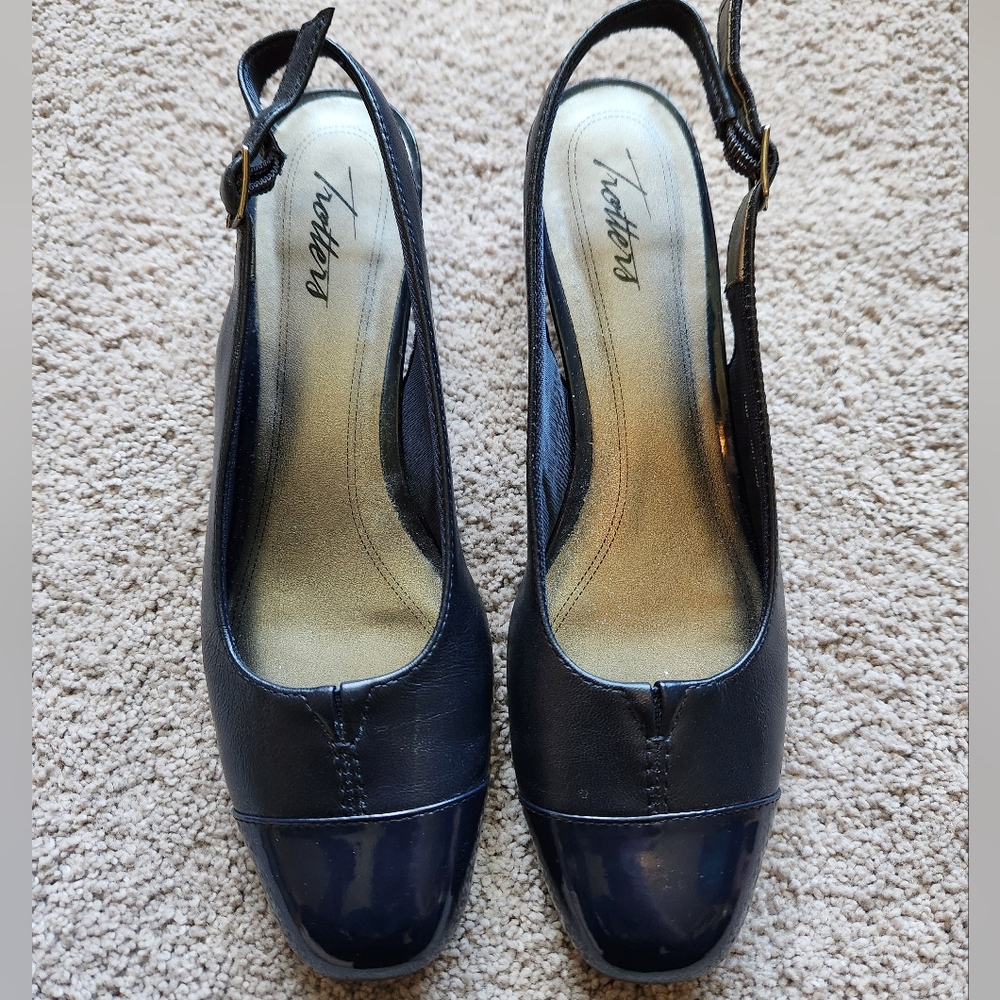 Trotters navy blue leather slingback heels, size 7.5 NARROW